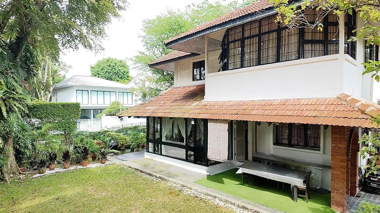The bungalow and its lawn