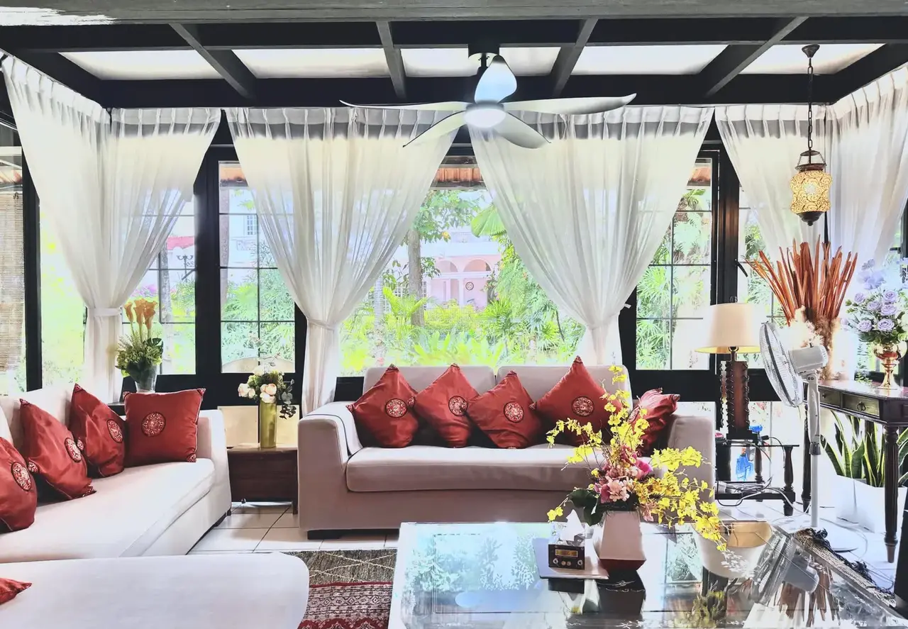 Sunroom lounge