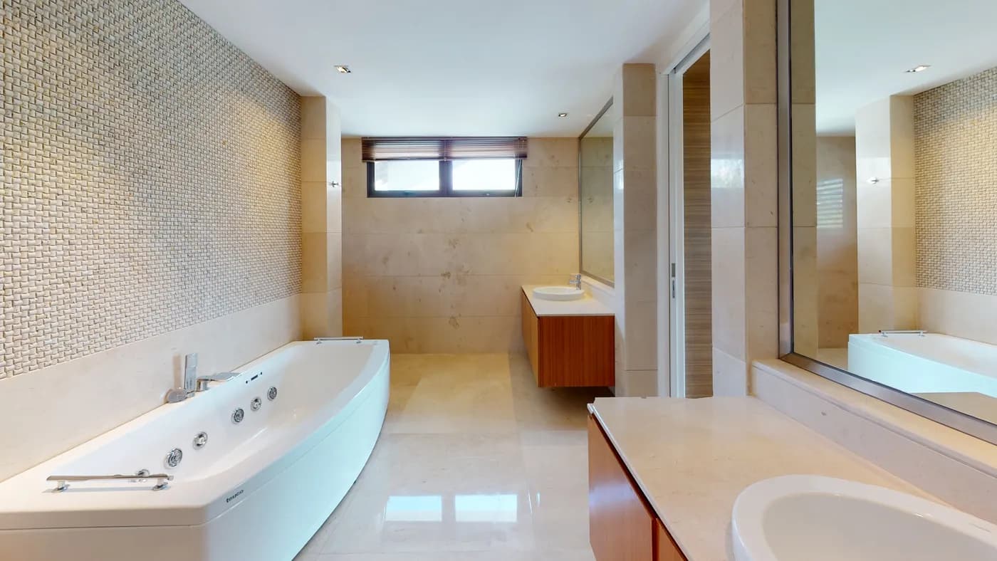 Bathroom, 168 Ocean Drive