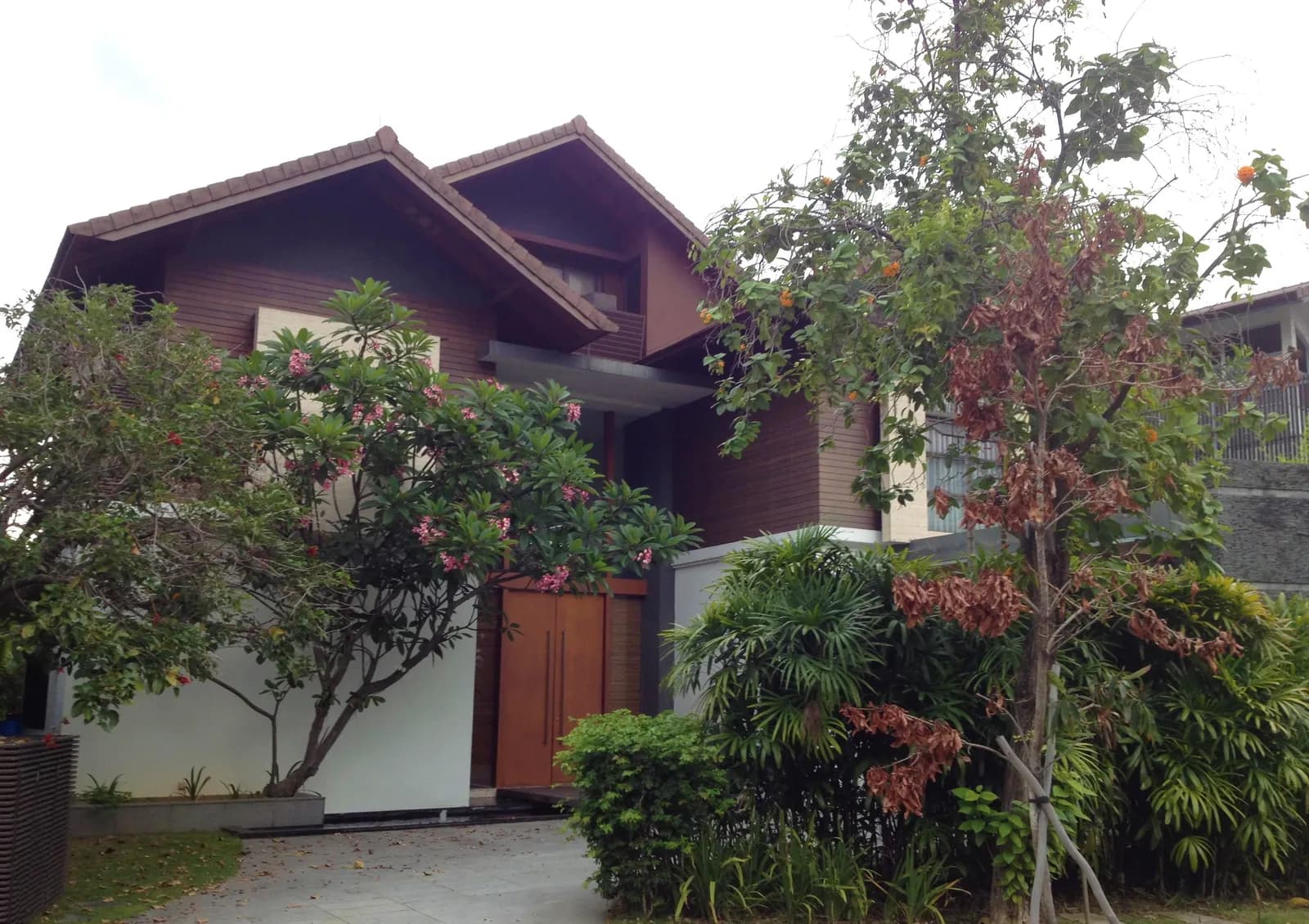 166 Ocean Drive from the street
