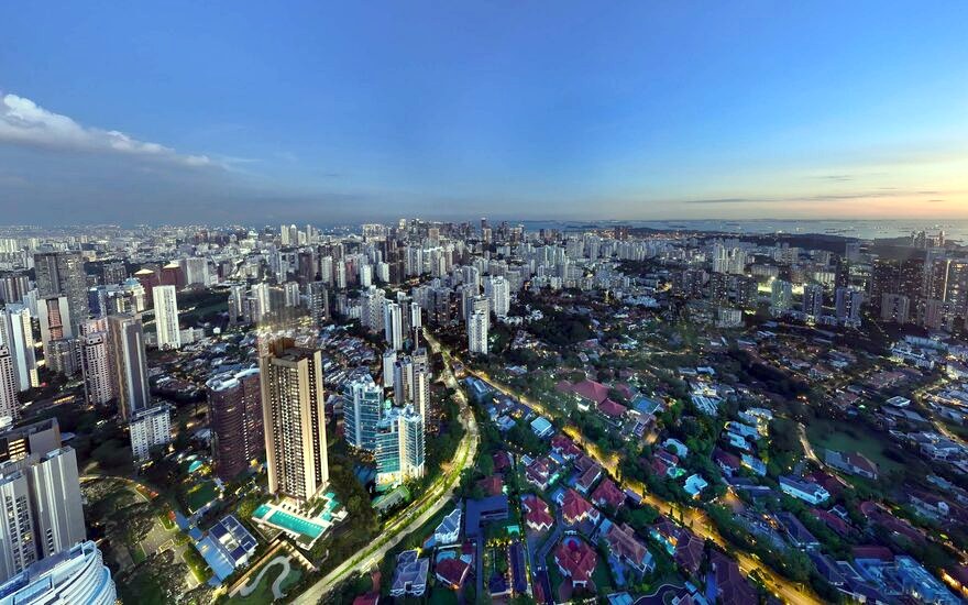 Upperhouse @ Orchard Boulevard——35 层塔楼俯瞰 One Tree Hill 有地住宅带,远处是乌节天际线与大海。